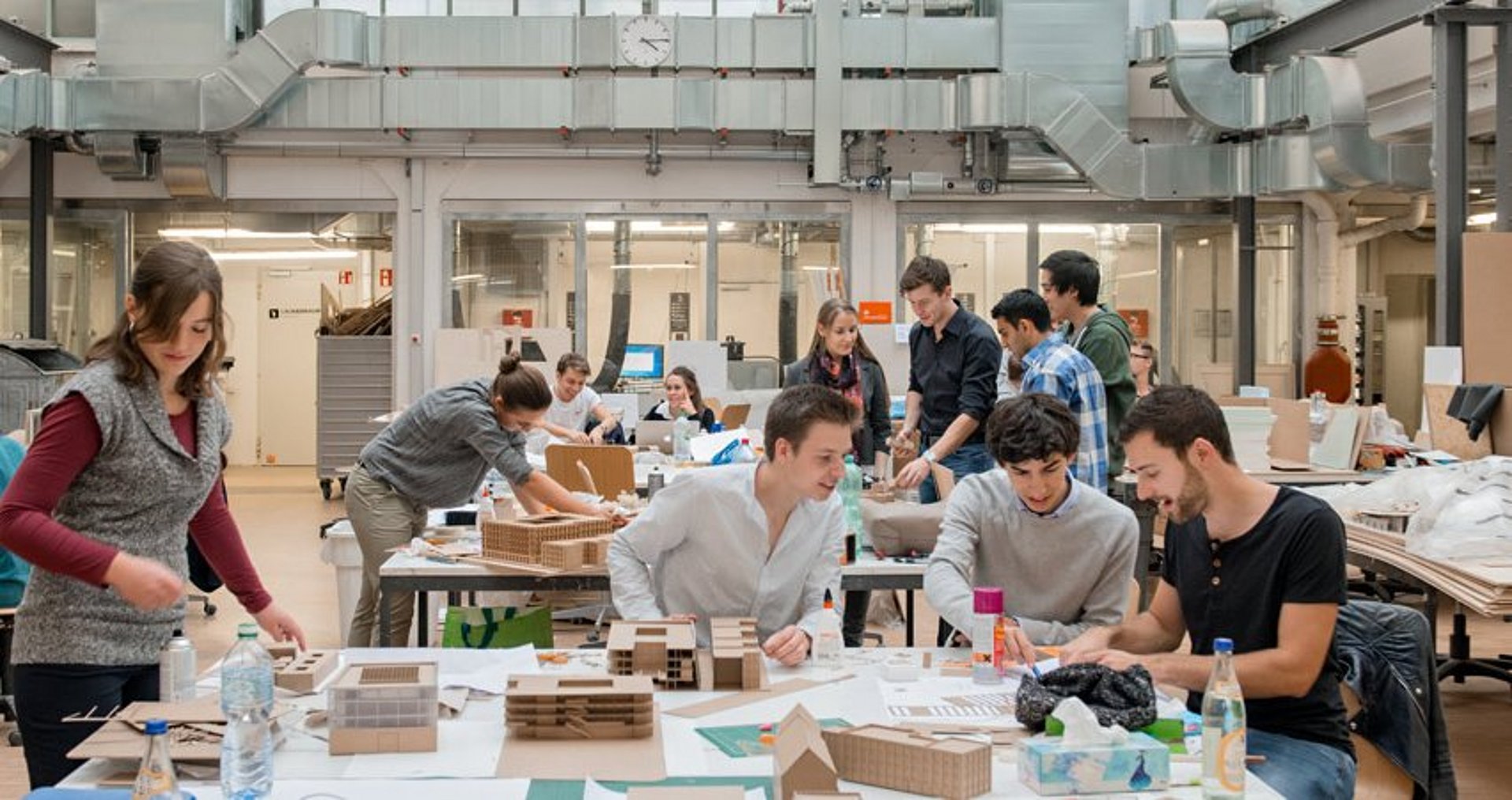 Studierende arbeiten an einem Projekt an der Technischen Universität München (TUM) Studierende arbeiten an einem Projekt an der Technischen Universität München (TUM)