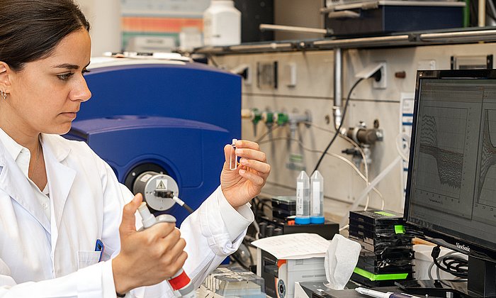 Doktorandin Pamina Kazman untersucht die Faltung und Stabilität von Antikörper Domänen am Zirkulardichroismus-Spektrometer des Lehrstuhls für Biotechnologie.