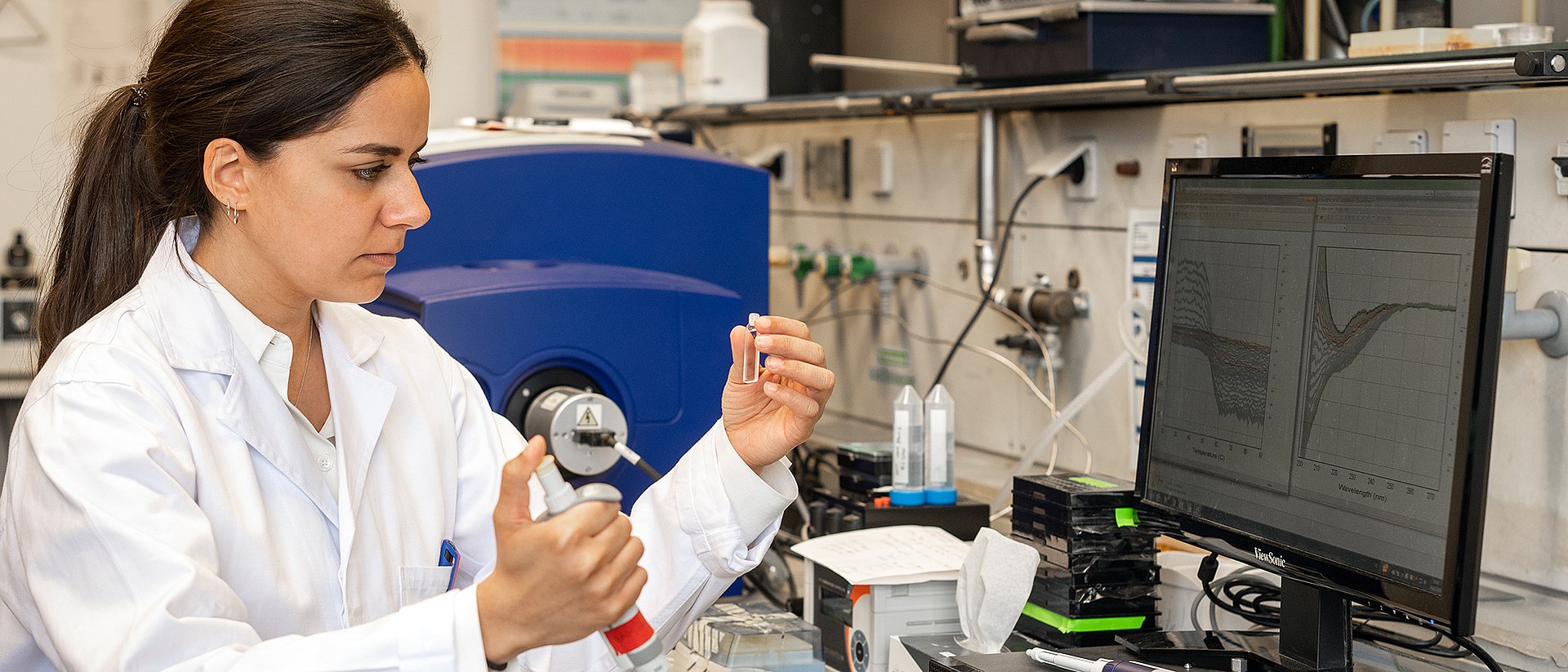 PhD student Pamina Kazman examines the folding and stability of antibody domains with the circular dichroism spectrometer of the Chair of Biotechnology.