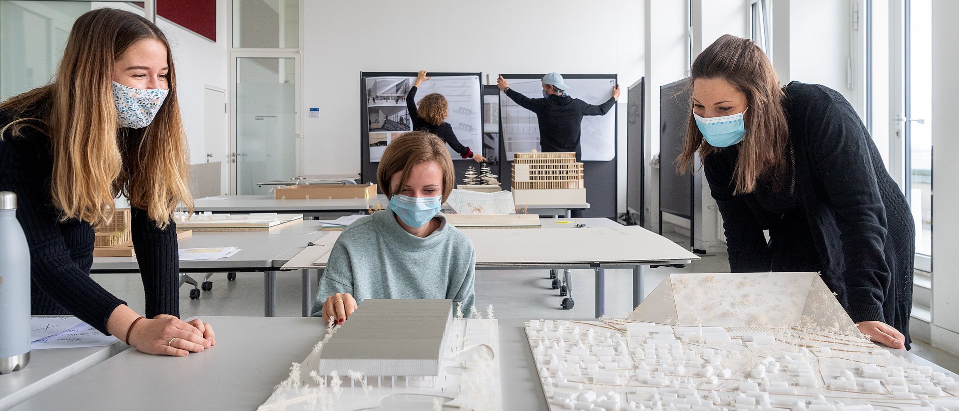 Architektur-Studierende mit Modellen.