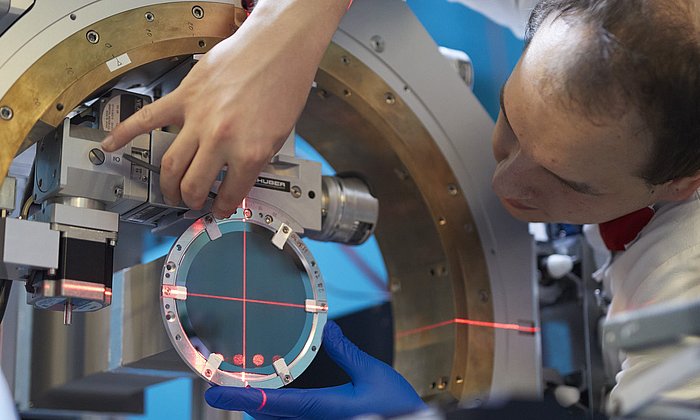 Co-author Tobias Neuwirth adjusts the setup for the neutron grating interferometry at the ANTARES instrument of the research neutron source Heinz Maier-Leibnitz (FRM II) at the Technical University of Munich.