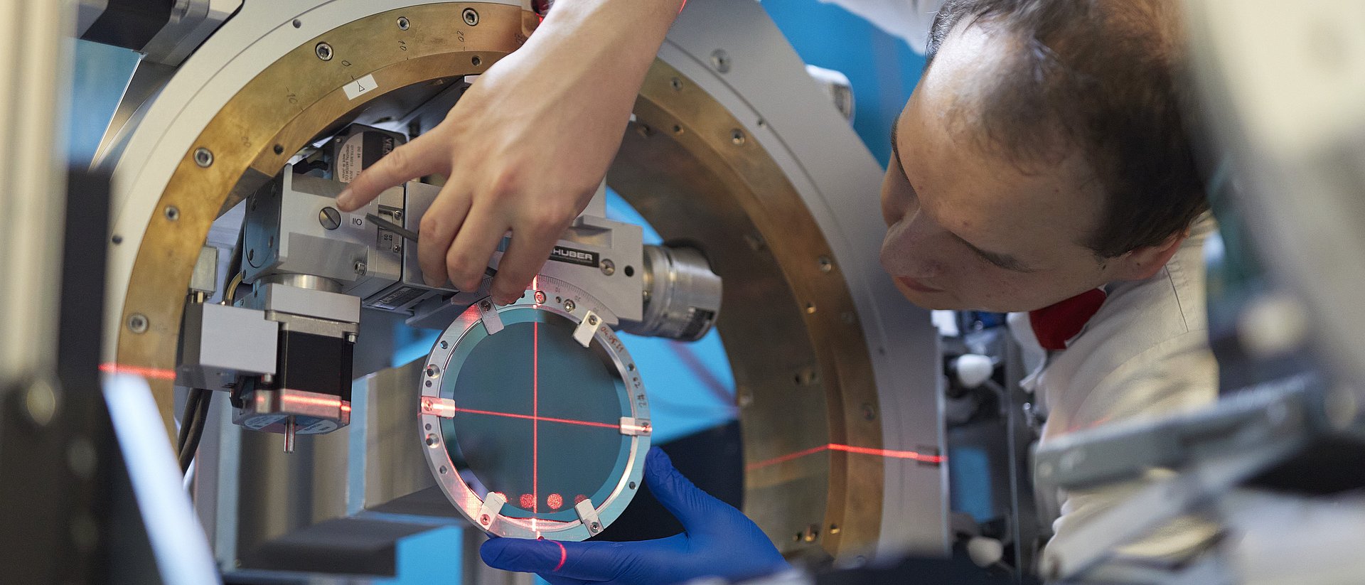 Co-author Tobias Neuwirth adjusts the setup for the neutron grating interferometry at the ANTARES instrument of the research neutron source Heinz Maier-Leibnitz (FRM II) at the Technical University of Munich.