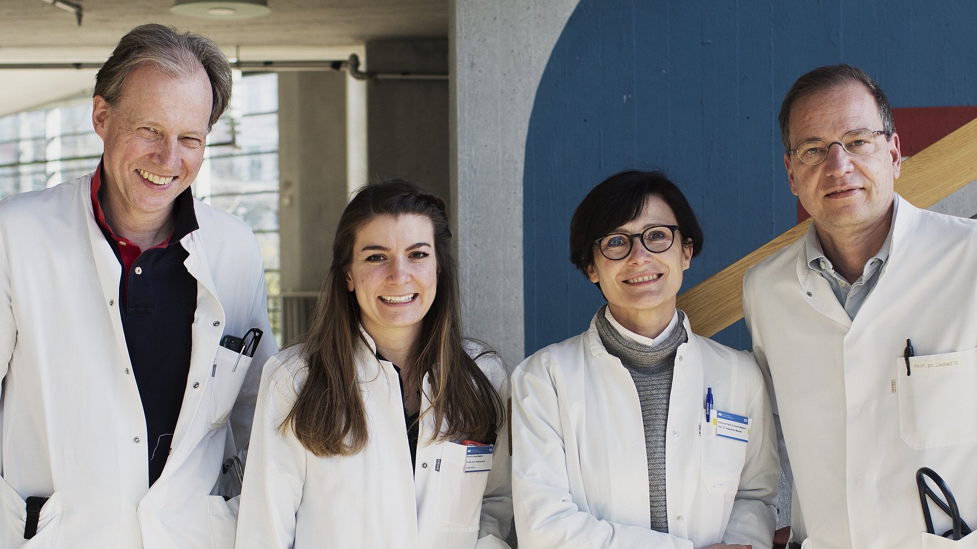 Prof. Karl-Ludwig Laugwitz (r.), Prof. Alessandra Moretti (2.v.r.) und Prof. Christian Kupatt-Jeremias  (l.) mit Erstautorin Dr. Christine M. Poch.