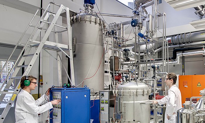 The picture shows researchers developing efficient processes for the production of spider silk protein in the pilot plant of the Research Center for Industrial Biotechnology at TUM