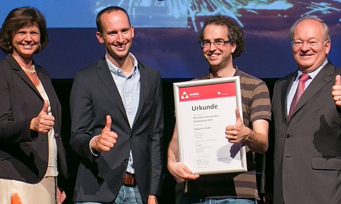 Bayerns Wirtschaftsministerin Ilse Aigner, Magazino-Gründer Frederik Brantner mit seinem Mitarbeiter Dr. Ulrich Klank und Dr. Otto Beierl, Vorstandsvorsitzender der LfA Förderbank Bayern. (Foto: evobis)