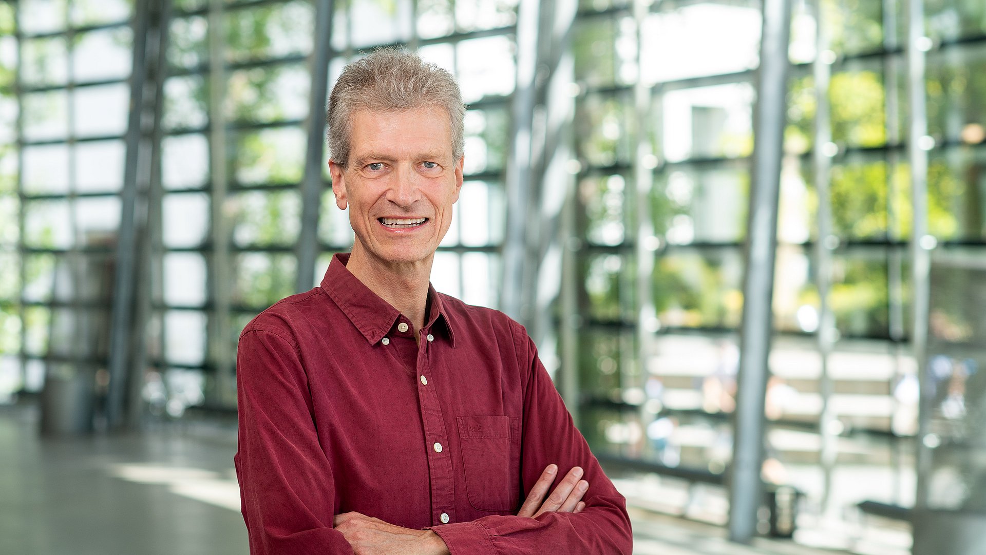 Prof. Gregor Kemper has now produced a mathematical proof showing that with five or more satellites, the exact position of the receiver can be uniquely determined in almost all cases. Prof. Gregor Kemper has now produced a mathematical proof showing that with five or more satellites, the exact position of the receiver can be uniquely determined in almost all cases.