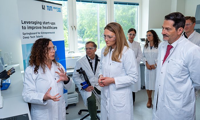 Gesundheitsministerin Judith Gerlach (Mitte) und TUM-Präsident Thomas F. Hofmann besuchen das TUM Venture Lab Healthcare.