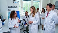 Gesundheitsministerin Judith Gerlach (Mitte) und TUM-Präsident Thomas F. Hofmann besuchen das TUM Venture Lab Healthcare.
