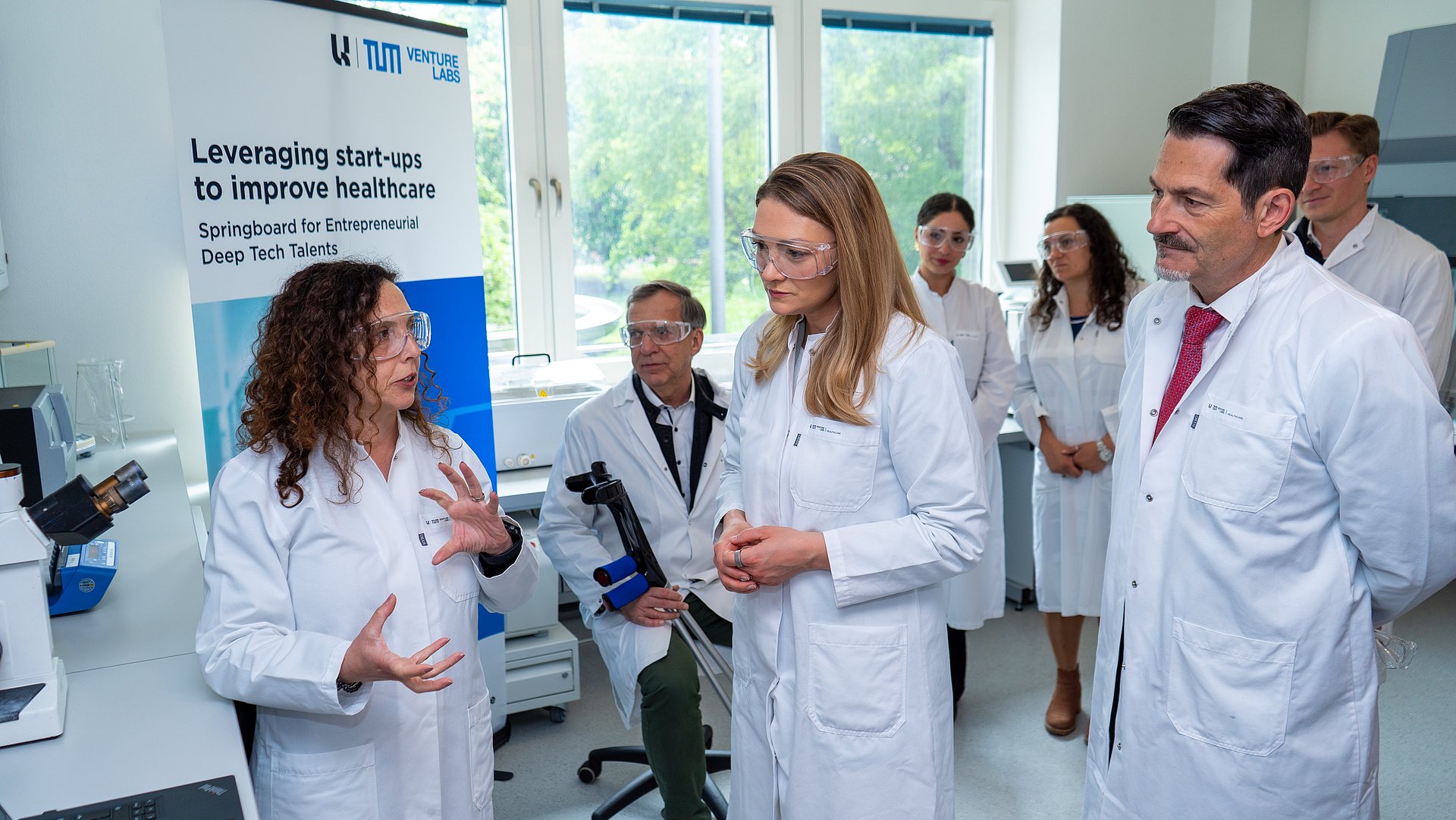 Health Minister Judith Gerlach and TUM President Thomas F. Hofmann visit the TUM Venture Lab Healthcare. Health Minister Judith Gerlach and TUM President Thomas F. Hofmann visit the TUM Venture Lab Healthcare.