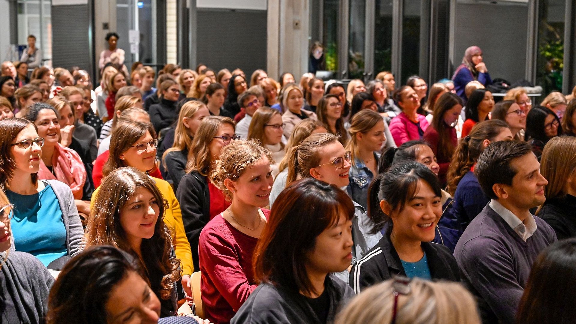 Spectators at a talk by the "Women of TUM".