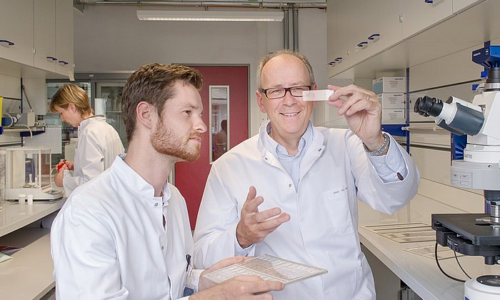 Prof. Percy Knolle (rechts) erforscht mit seiner Arbeitsgruppe unter anderem die Regulation von Immunantworten in der Leber. (Bild: A. Heddergott / TUM)