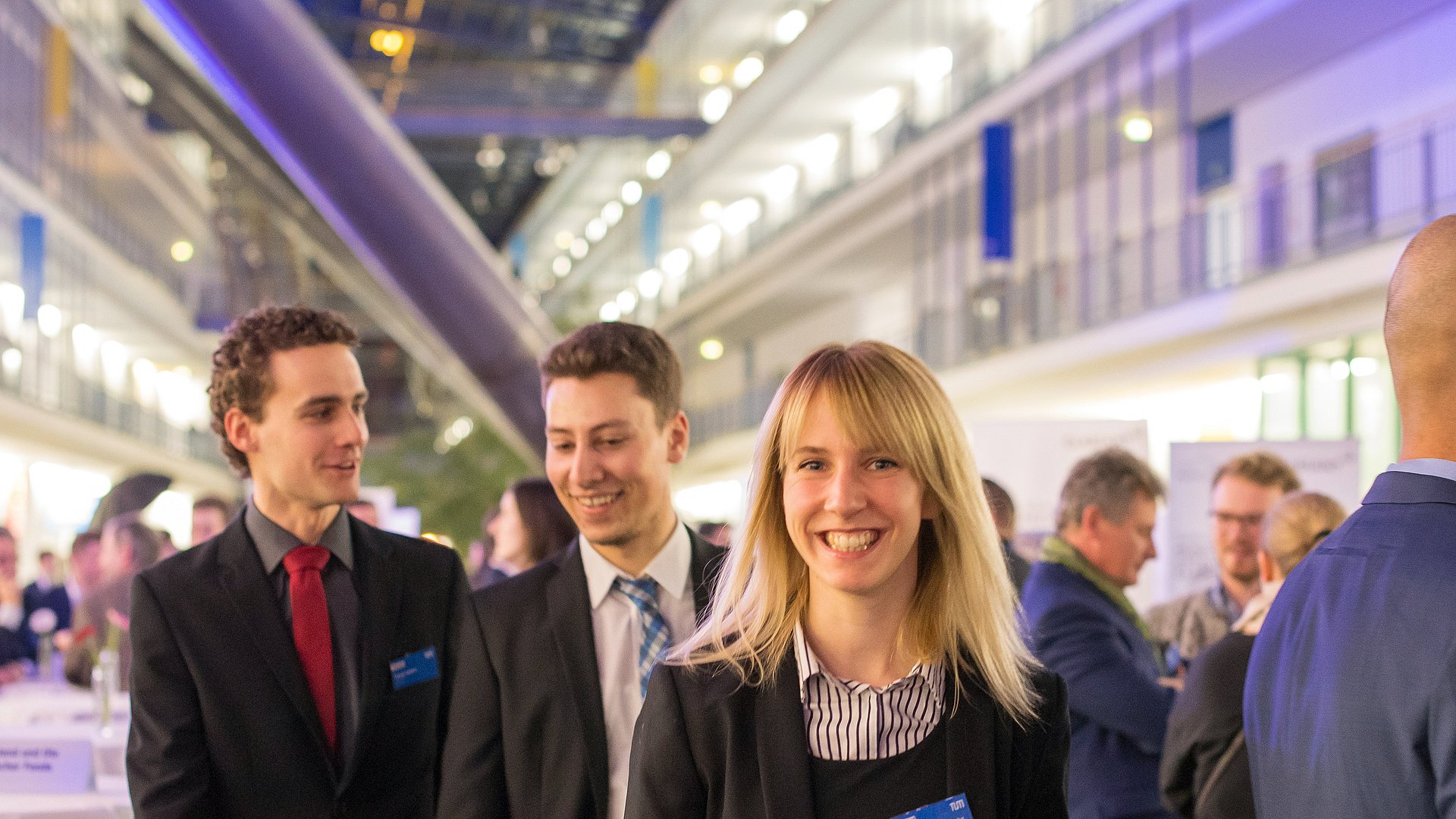 Sponsors and scholarship holders of the Deutschlandstipendium at a reception in the festively lit building of the Departments of Mathematics and Informatics.