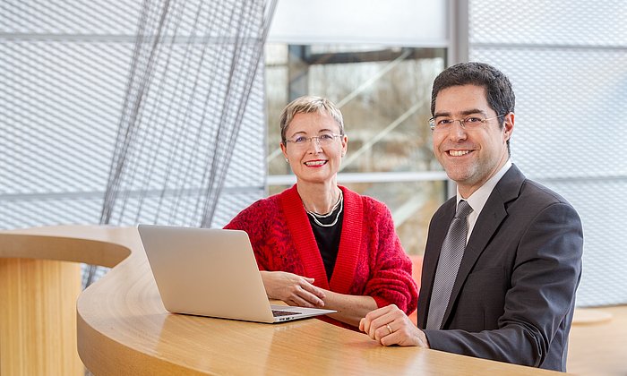 Porträtbild der beiden Koordinierenden des Innovation Network ARTEMIS Prof. Angela Casini (links) und Prof. Alessio Gagliardi vor einem Laptop.