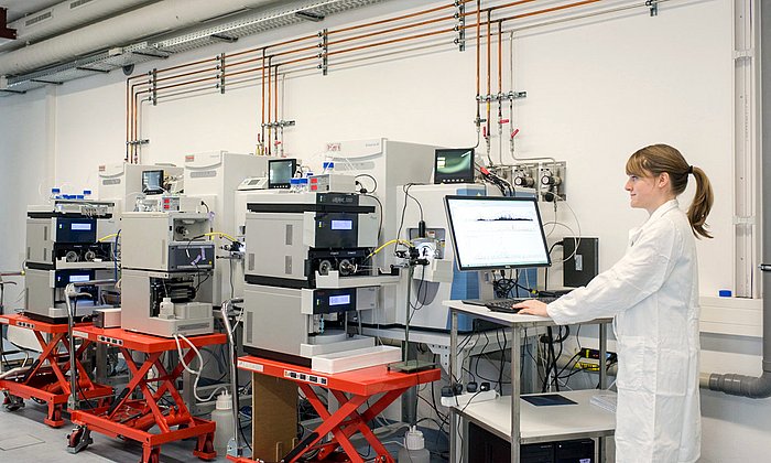 A scientist at the Chair of Proteomics and Bioanalytics working at the mass spectrometer.