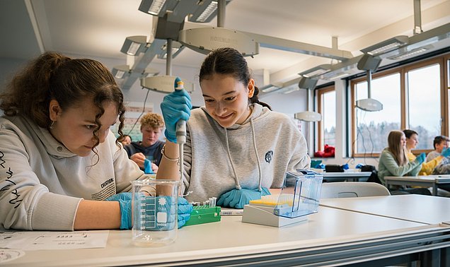 Zwei Schülerinnen machen ein Experiment im MINTopolis.