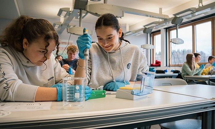 Zwei Schülerinnen machen ein Experiment im MINTopolis.