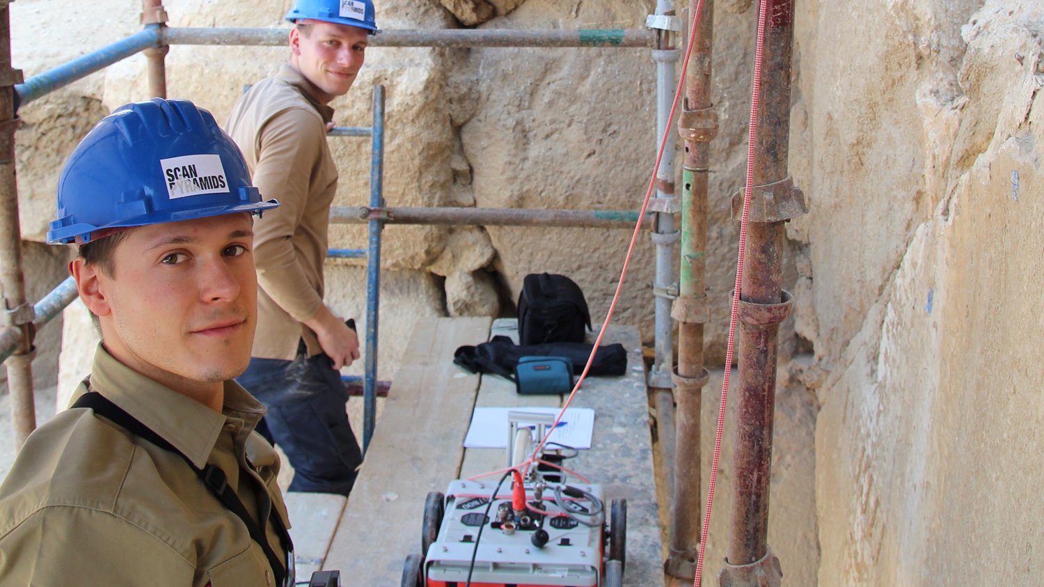 Johannes Rupfle (front) and Johannes Scherr preparing radar measurements on a scaffolding at the Chevron. 