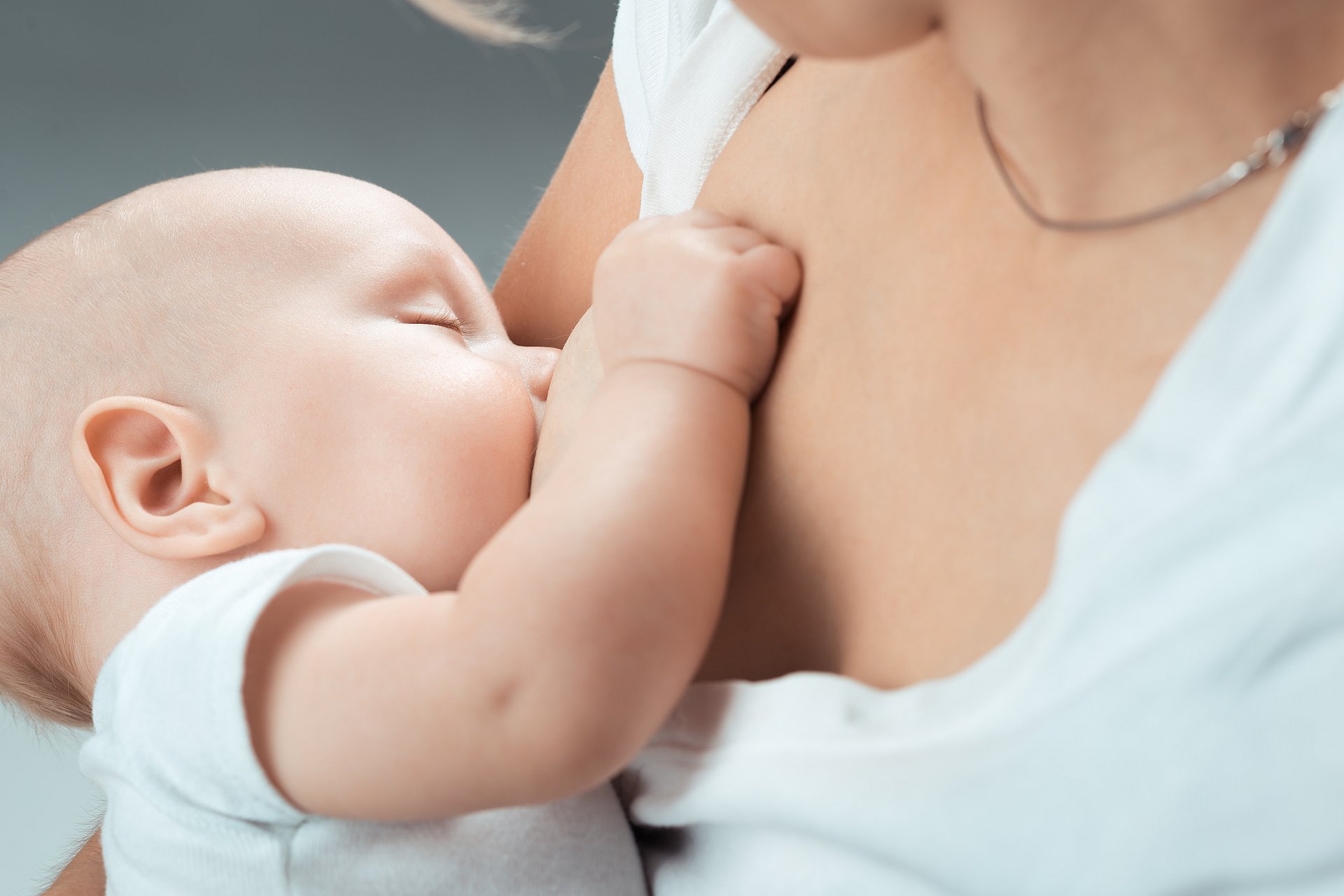 A Mother breastfeeding. (photo: Dmytro Vietrov / Fotolia)