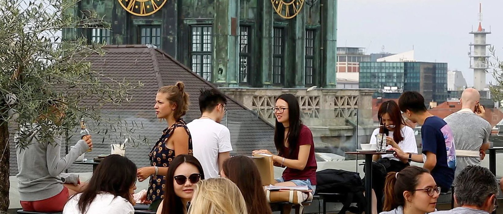 Studierende auf dem Vorhölzer Forum der TUM im Video „Munich: the best of everything“ (Bild: Monocle)