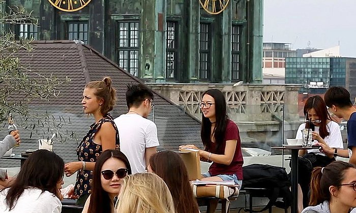 Students at the TUM Vorhölzer Forum in the video "Munich: the best of everything" (Photo: Monocle)