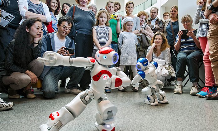 Nao-Roboter in der Pinakothek der Moderne beim Kunstareal-Fest 2015.