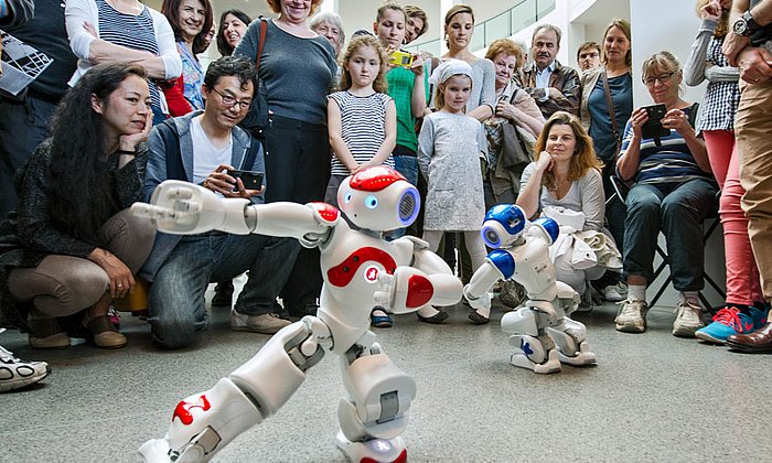 The robot Nao in der Pinakothek der Moderne at the Kunstareal-Fest 2015.