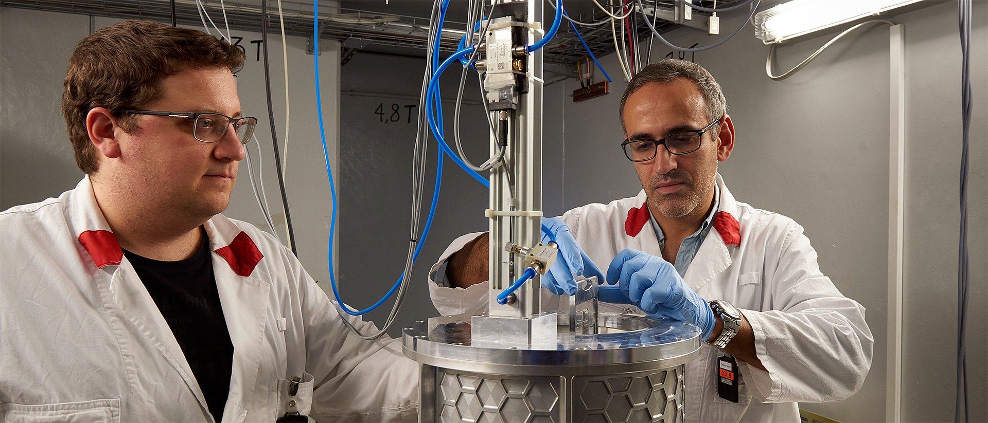 Dr. Nunu Canha bei der Analyse seiner Flechten Dr. Nuno Canha (r.) bei der Analyse seiner Flechten in der Prompten Gamma Aktivierungsanalyse (PGAA) des MLZ mit dem Instrumentwissenschaftler Dr. Christian Stieghorst.