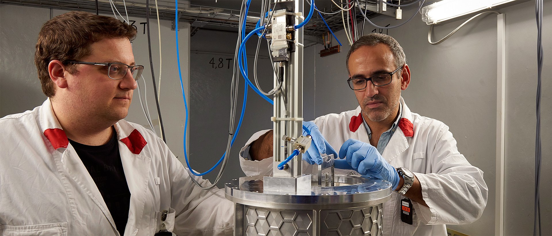 Dr. Nuno Canha (r.) bei der Analyse seiner Flechten in der Prompten Gamma Aktivierungsanalyse (PGAA) des MLZ mit dem Instrumentwissenschaftler Dr. Christian Stieghorst. 