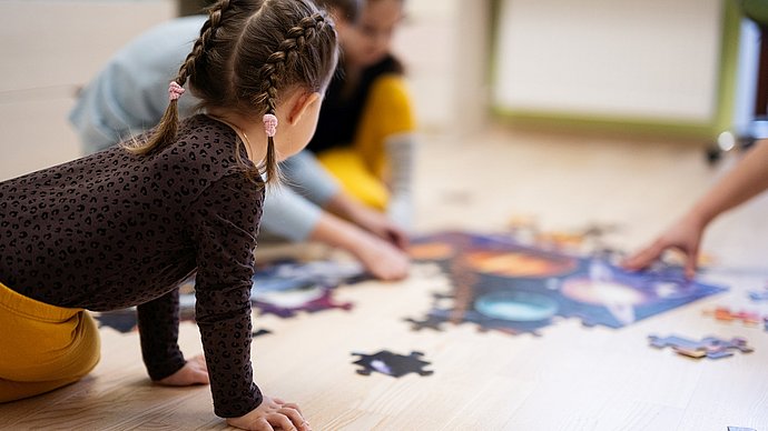 Kleinkinder spielen mit einem Puzzle Kleinkinder spielen mit einem Puzzle.
