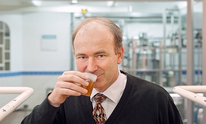 Professor Thomas Becker bei der Würzeprobe eines frisch angesetzten Biersudes in der Forschungsbrauerei der TUM in Weihenstephan. (Foto: TUM/ A. Heddergott)