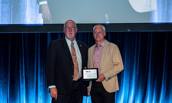 HUPO-Präsident Professor Mark Baker (l.) überreicht Professor Bernhard Küster vom TUM-Lehrstuhl für Proteomik und Bioanalytik den HUPO Discovery in Proteomic Sciences Award 2015. (Foto: Jon Benjamin)