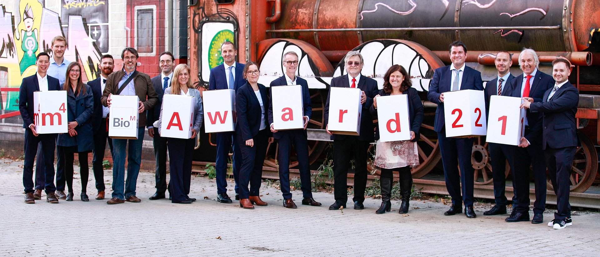 Die Gewinner-Teams des m4 Awards 2021 mit Dr. Manfred Wolter (StMWi, 7. von rechts) und Prof. Horst Domdey (Geschäftsführer von BioM, 6. von rechts). Die Gewinner-Teams des m4 Awards 2021 mit Dr. Manfred Wolter (StMWi, 7. von rechts) und Prof. Horst Domdey (Geschäftsführer von BioM, 6. von rechts).