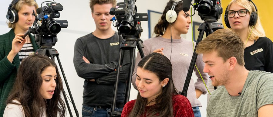 Die Videos für die "Toolbox Lehrerbildung" wurden mit Schülerinnen und Schülern des Gymnasiums Kirchseeon produziert. (Bild: A. Eckert / TUM) Produktion eines Videos für die "Toolbox Lehrerbildung" mit Schülerinnen und Schülern des Gymnasiums Kirchseeon