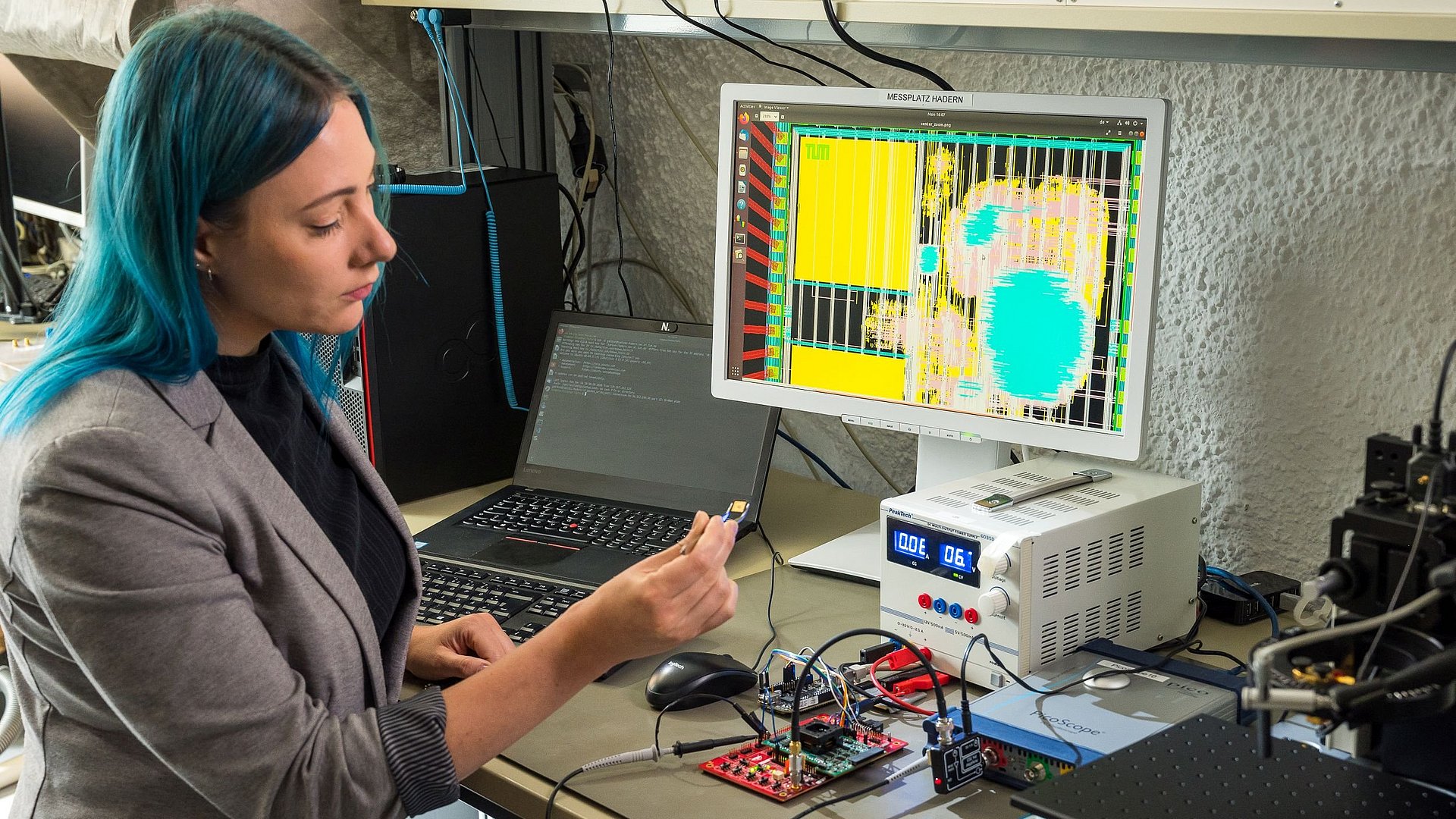 Eine Studentin der Elektro- und Informationstechnik arbeitet in einem Labor am Innenstadtcampus am Lehrstuhl Sicherheit in der Informationstechnik, 2021.