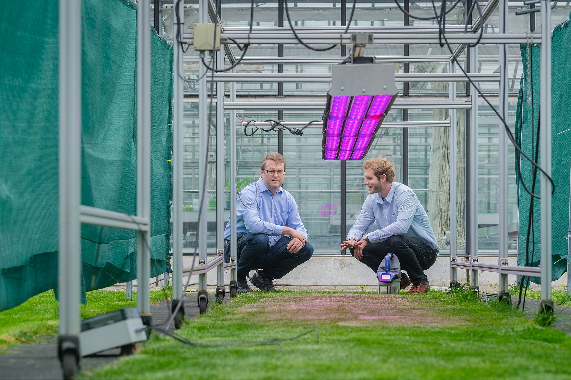 Evaluation of LED lighting on sports turf (left: Prof. Heinz Bernhardt, right: doctoral candidate Andreas Schweiger).