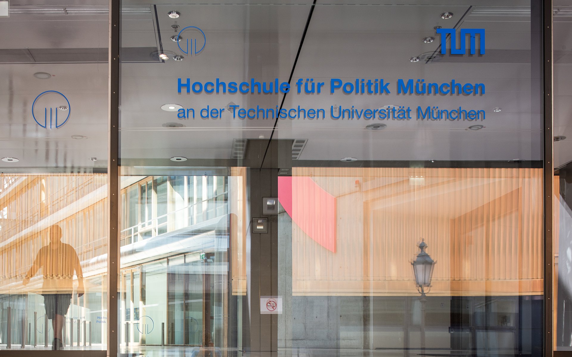 Eingang der Hochschule für Politik