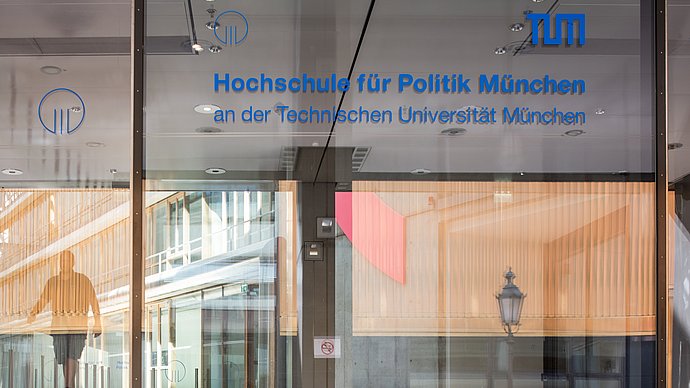 TU Campus Innestadt; TUM School of Governance; Richard Wagner- Strasse 1 (Brienner Forum) Foto: Andreas Heddergott / Verwendung frei fuer die Berichterstattung ueber die TU Muenchen unter Nennung des Copyrights Eingang der Hochschule für Politik