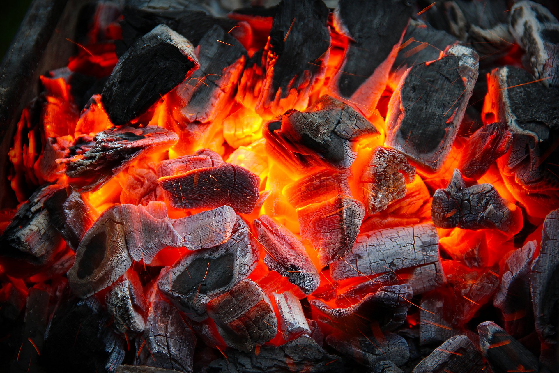 When fat reacts with glowing coal at a barbecue, a substance chemists call benzopyrene is created. It is a widespread environmental toxin that can cause cancer in humans.  (Photo: Fotolia/Dederer)