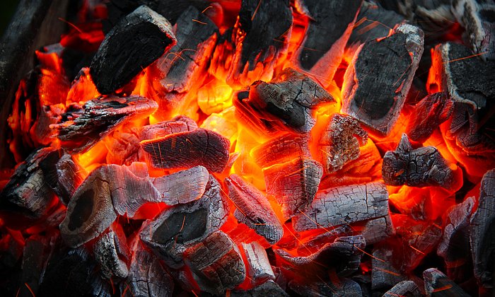 When fat reacts with glowing coal at a barbecue, a substance chemists call benzopyrene is created. It is a widespread environmental toxin that can cause cancer in humans.  (Photo: Fotolia/Dederer)