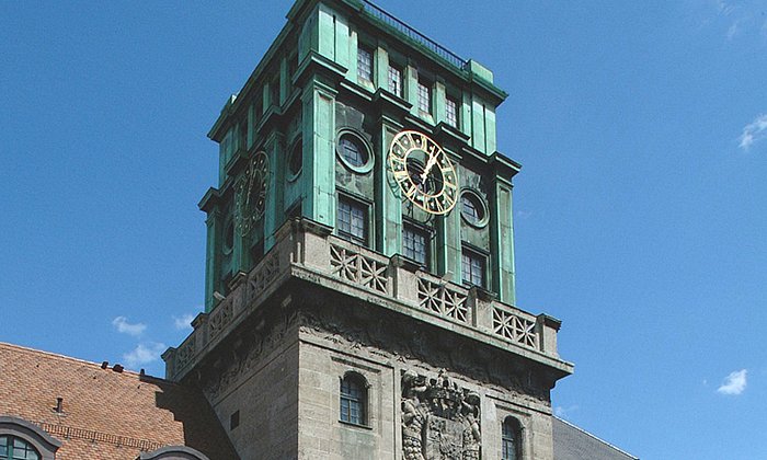 Die TU München, hier ihr Wahrzeichen der Uhrturm am Thierschbau, hat neue hochkarätige Persönlichkeiten in ihren Hochschulrat gewählt. (Foto: A. Scharger / TUM)