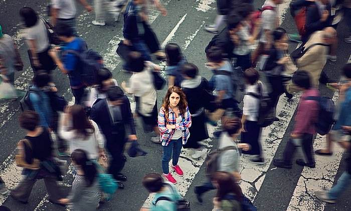 Was führt zu der Entscheidung, wohin jemand schaut, wenn nichts Bestimmtes gesucht wird und zunächst unklar ist, wohin sich der Blick richten sollte? (Foto: iStockphoto/ praetorianphoto)