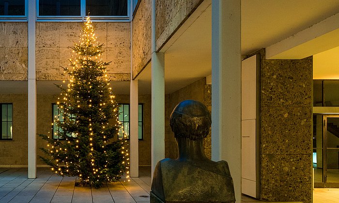 Weihnachtsbaum im Vitruvius-Hof am Stammgelände in München.