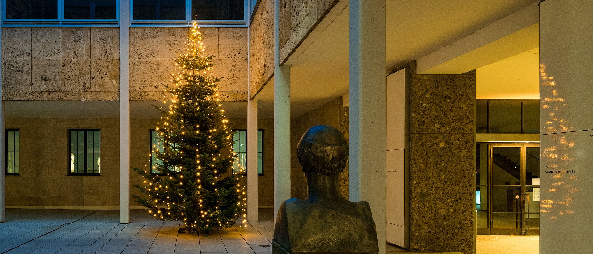 Weihnachtsbaum im Vitruvius-Hof am Stammgelände in München.