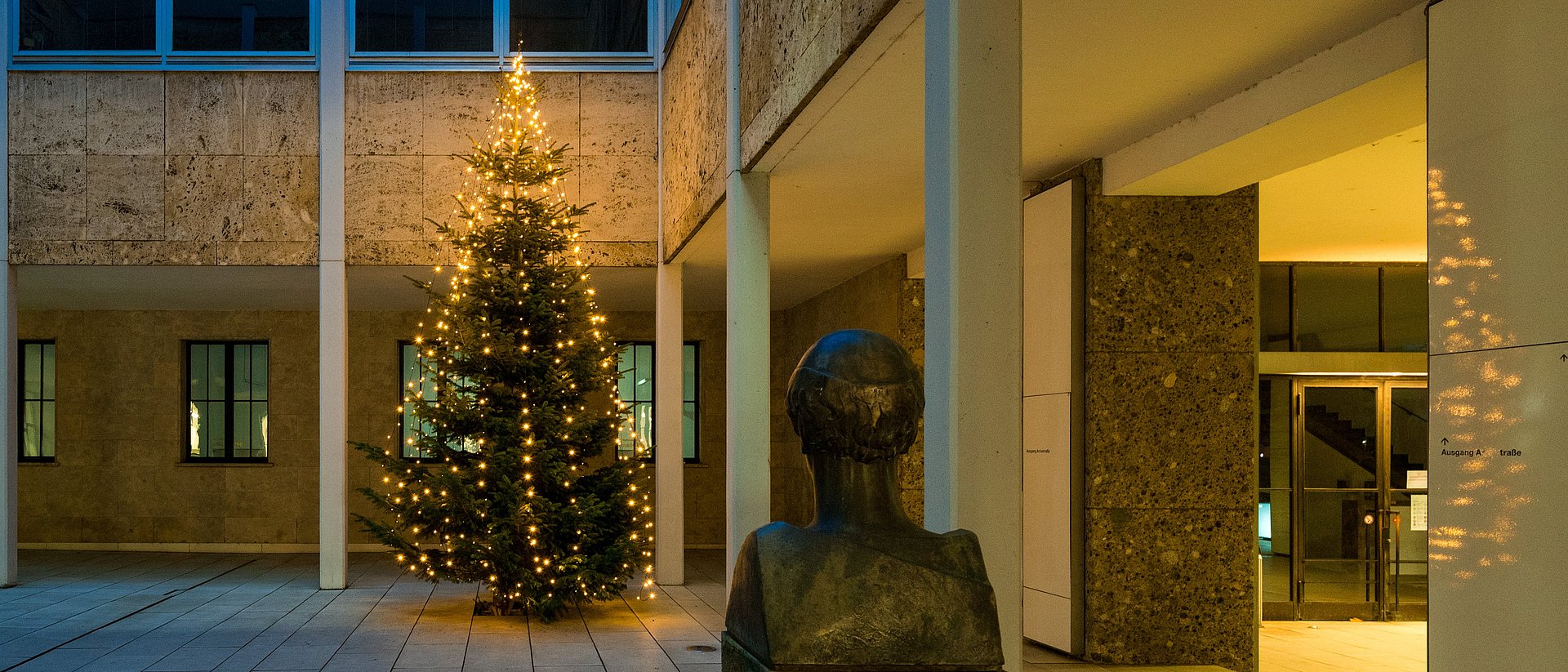 Christmas tree in the Vitruvius courtyard at the Munich main campus.