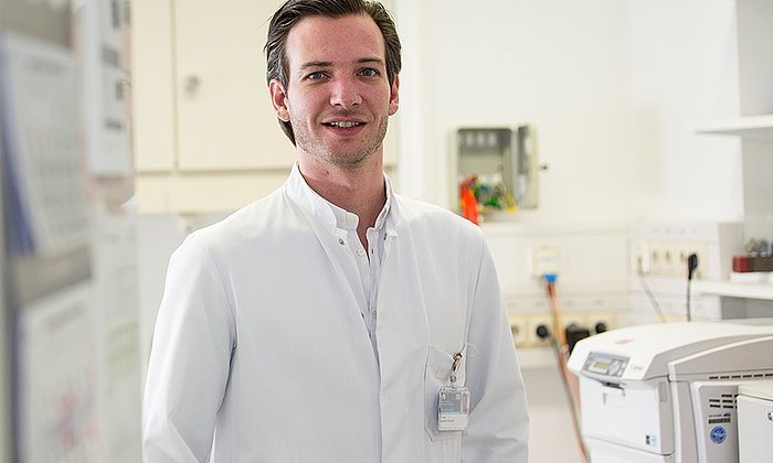 Dr. Maximilian Reichert investigates the formation of metastases of pancreatic cancer at the TUM university hospital rechts der Isar. (Image: S. Willax)