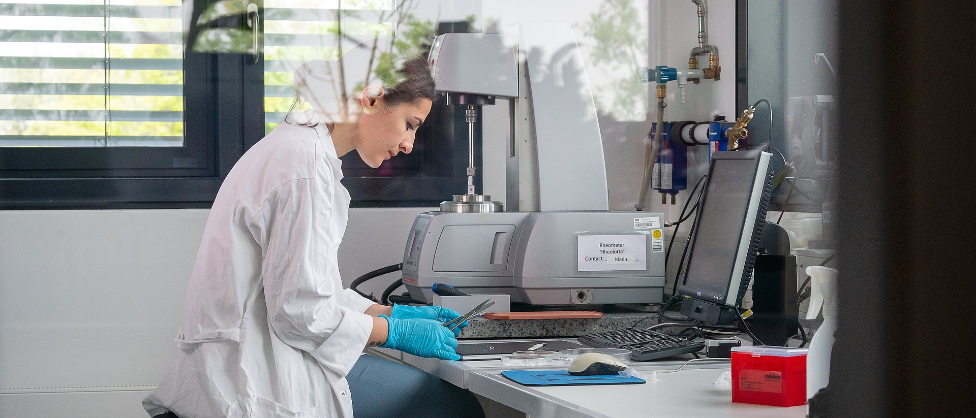 Ceren Kimna, doctoral candidate at the Technical University of Munich, examines the newly developed film for wound healing. 