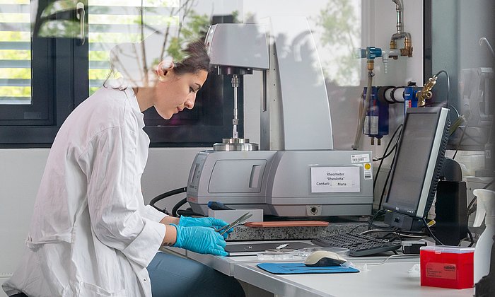 Ceren Kimna, doctoral candidate at the Technical University of Munich, examines the newly developed film for wound healing. 