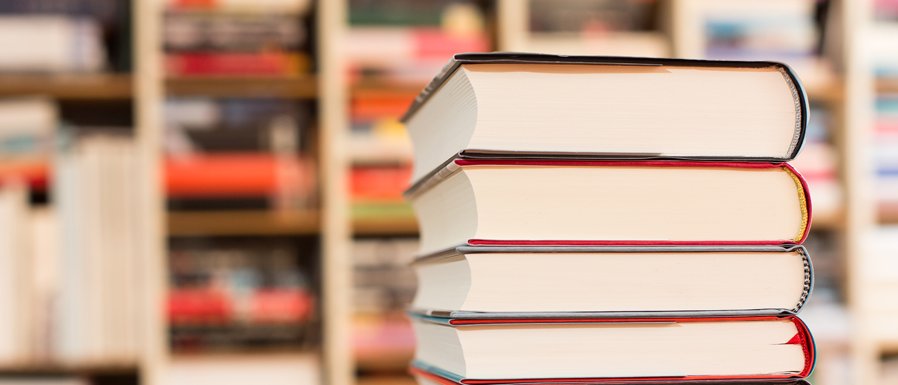 Bücherstapel vor Bücherregal Bücherstapel vor Bücherregal