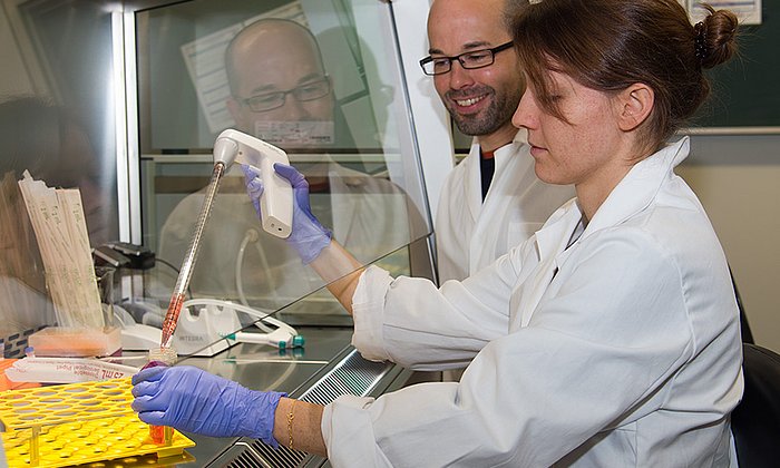 First author Stephanie Müller and Prof. Feige in the Laboratory for Cellular Protein Biochemistry. (Image: A. Battenberg / TUM)