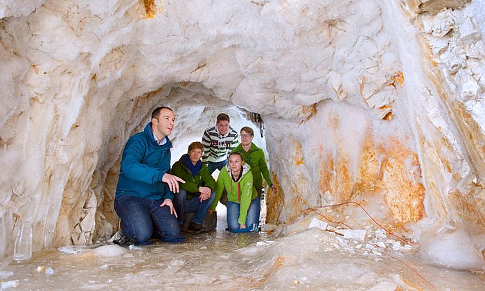 Prof. Dr. Michael Krautblatter mit Studierenden im Stollen unterhalb des Gipfels der Zugspitze